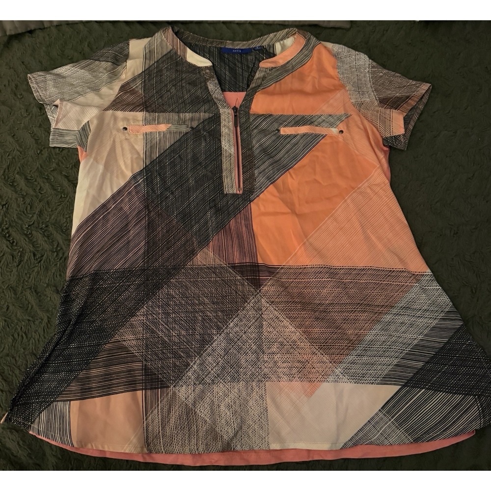 Apt. 9 short-sleeve top W/a geometric pattern and a part zip neckline Size Small